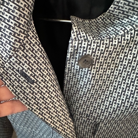 Very flattering. Button up blue and white pattern jacket. Flap pockets - Picture 4 of 6